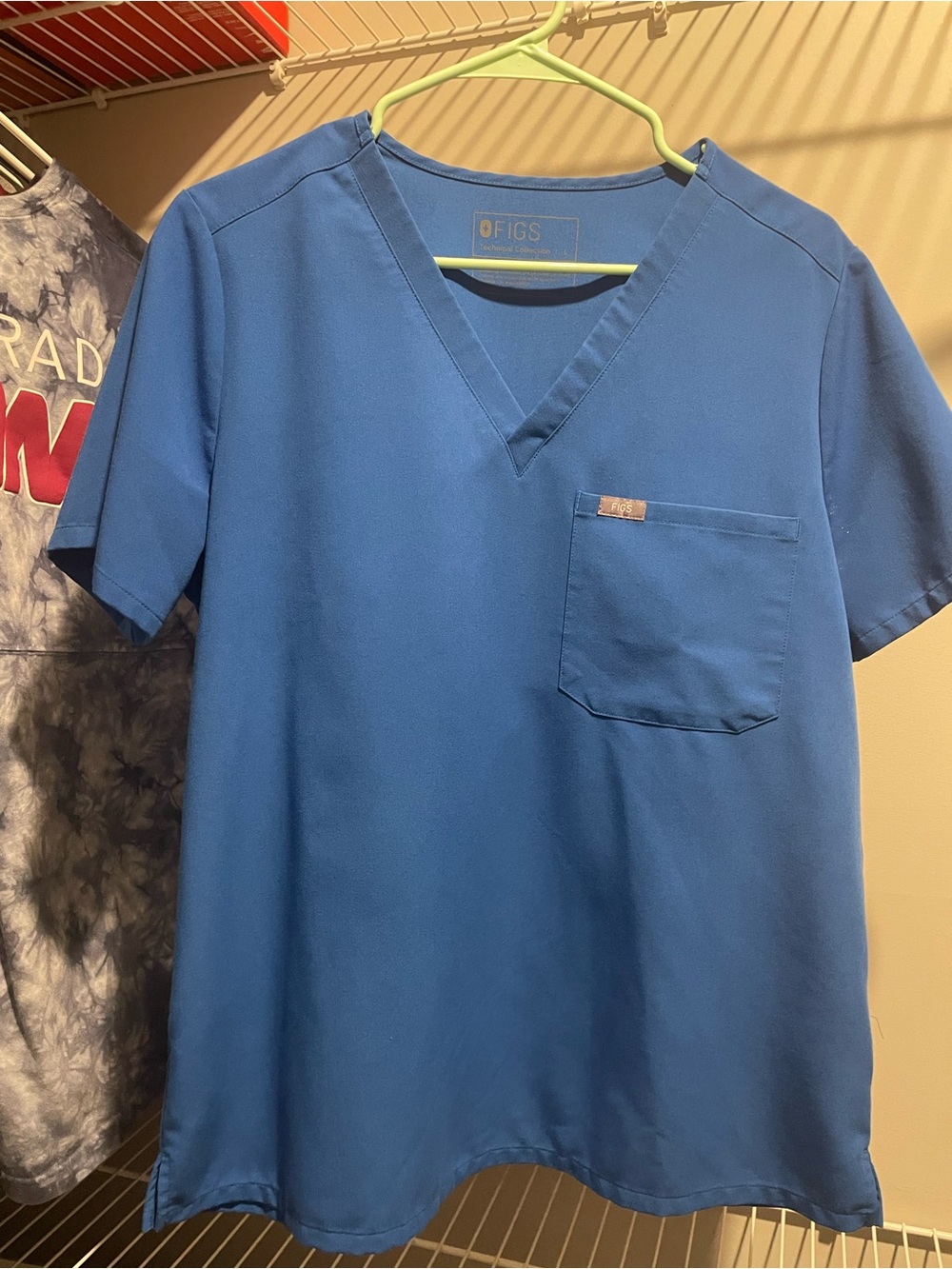 Figs Men’s V-Neck Shirt in Royal Blue